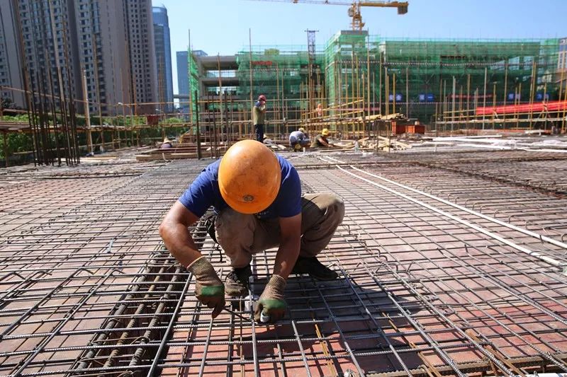向高温下的劳动者致敬①|工地钢筋工 高温下和37℃的钢筋「做朋友」