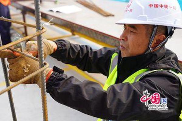 中铁一局两产业工人荣获‘长安建筑大工匠’称号 钢筋工展匠心风采